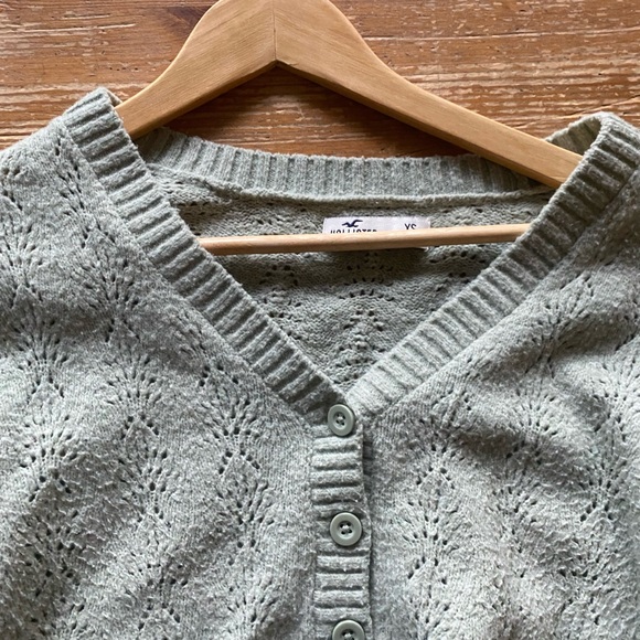 Adorable cropped sage green sweater - Picture 3 of 3